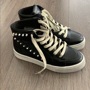 Vici sneakers. Size 5.5. New.